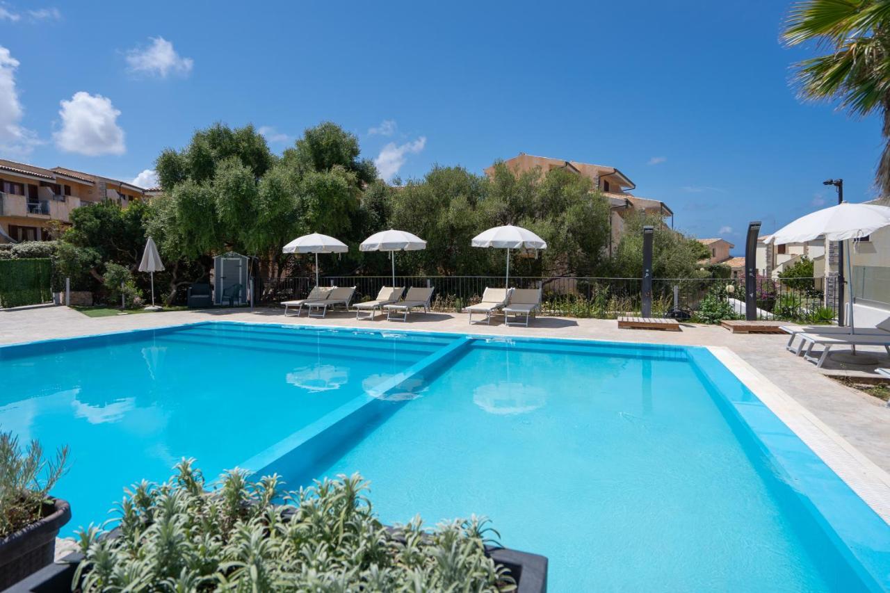 Residence Costa Del Turchese Badesi Buitenkant foto