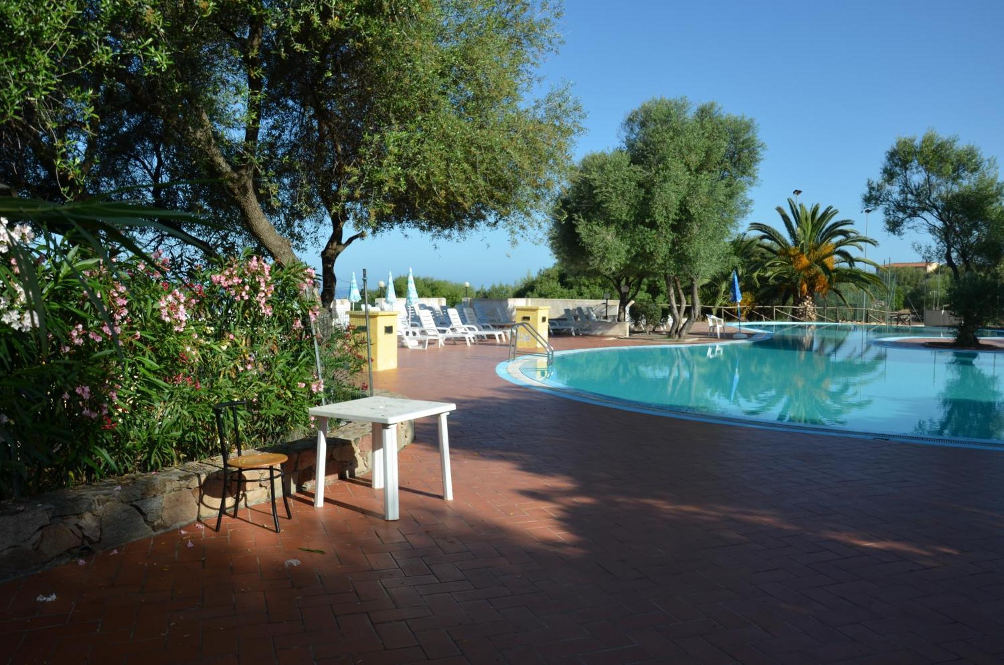 Residence Costa Del Turchese Badesi Buitenkant foto